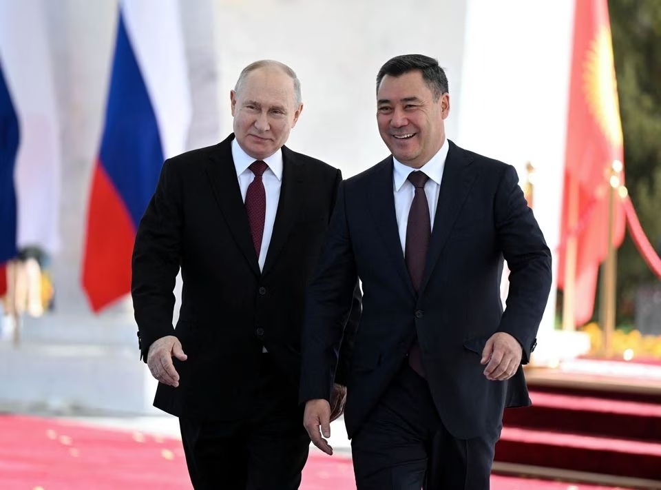 Tổng thống Nga Vladimir Putin (bên trái) và Tổng thống Kyrgyzstan Sadyr Japarov tại lễ đón trước cuộc hội đàm ở Bishkek (Kyrgyzstan) ngày 12-10. Ảnh: Reuters	