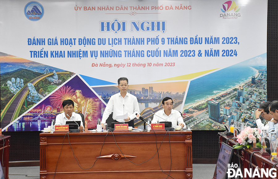 Secretary of the Da Nang Party Committee Nguyen Van Quang (middle), Deputy Secretary of the municipal Party Committee Luong Nguyen Minh Triet (left), and Chairman of the municipal People's Committee Le Trung Chinh chair the meeting. Photo: THU HA