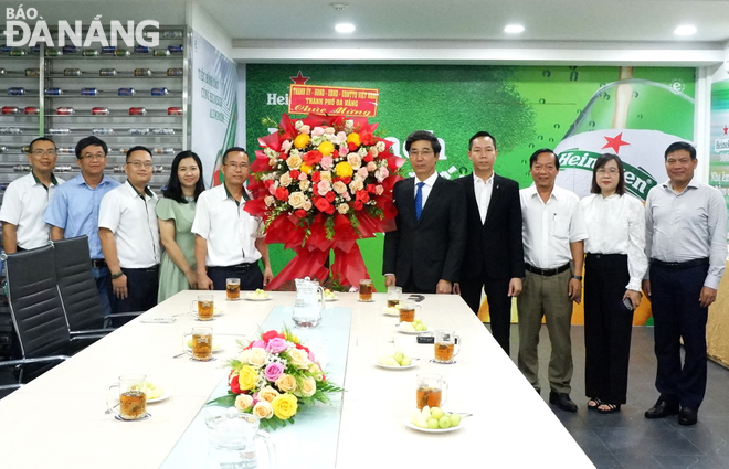 Vice Chairman of the Da Nang People's Committee Tran Chi Cuong (5th, right) visited the Da Nang branch of the Heineken Vietnam Brewery Co., Ltd. Photo: M.Q