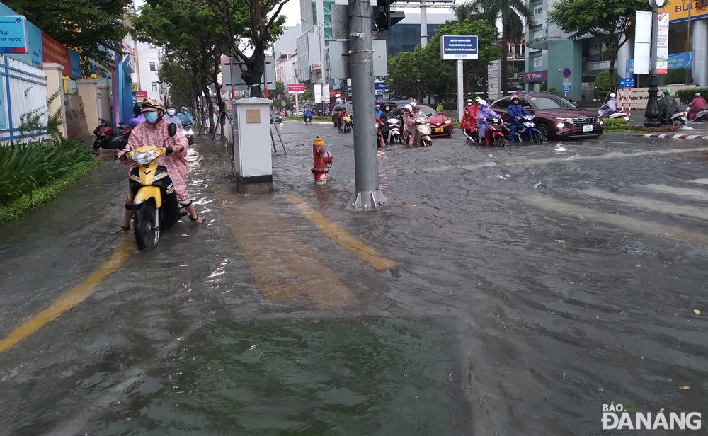 Ngã tư đường Nguyễn Văn Linh - Hàm Nghi bị ngập nước cục bộ, nhưng nước rút nhanh.