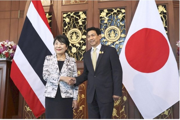 Japanese Foreign Minister Yoko Kamikawa, left, shakes hands with Thailand's Deputy Prime Minister and Foreign Minister Parnpree Bahiddha-nukara prior to their talks in Bangkok, Thailand, on Oct. 12, 2023. (Photo: Kyodo/VNA)