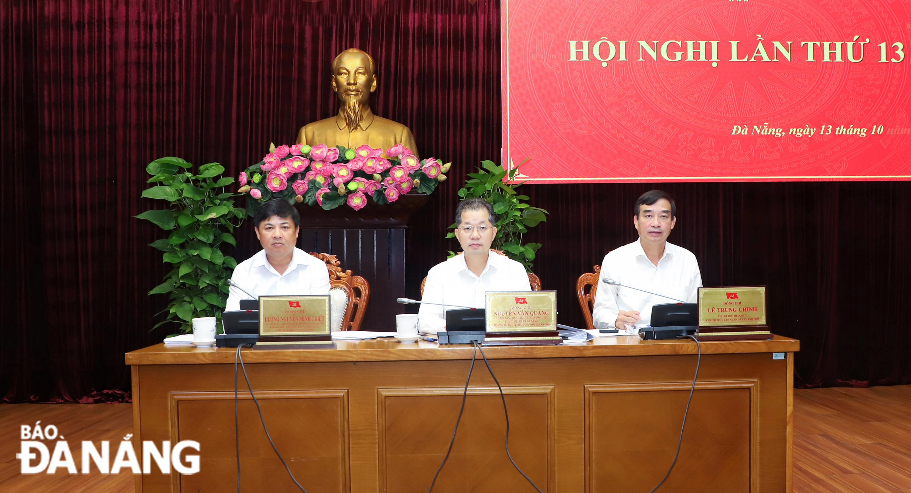 Bí thư Thành ủy Nguyễn Văn Quảng (giữa), Phó Bí thư Thường trực Thành ủy Lương Nguyễn Minh Triết (bên trái) và Chủ tịch UBND thành phố Lê Trung Chinh chủ trì hội nghị. Ảnh: NGỌC PHÚ