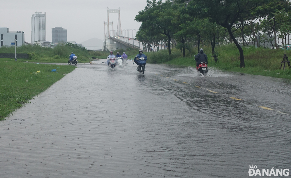 Heavy rains caused flash flooding and water accumulation in a section of Chu Huy Man Street in Son Tra District. Photo: HOANG HIEP