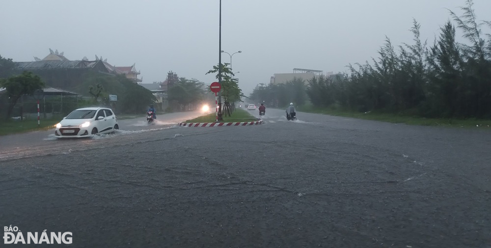 Đường Trần Thánh Tông (quận Sơn Trà) bị ngập vào chiều tối.