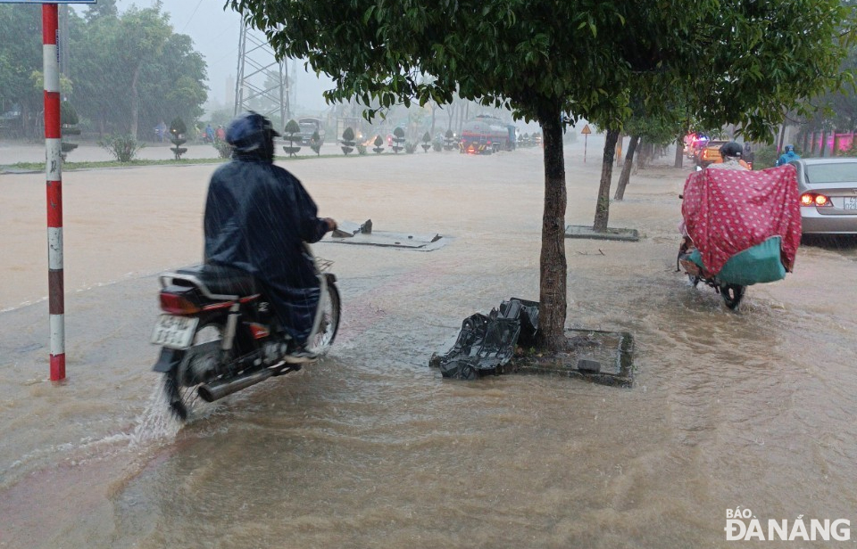 Đường Trường Sơn bị ngập sâu, nhiều người phải điều khiển xe máy lên vỉa hè.