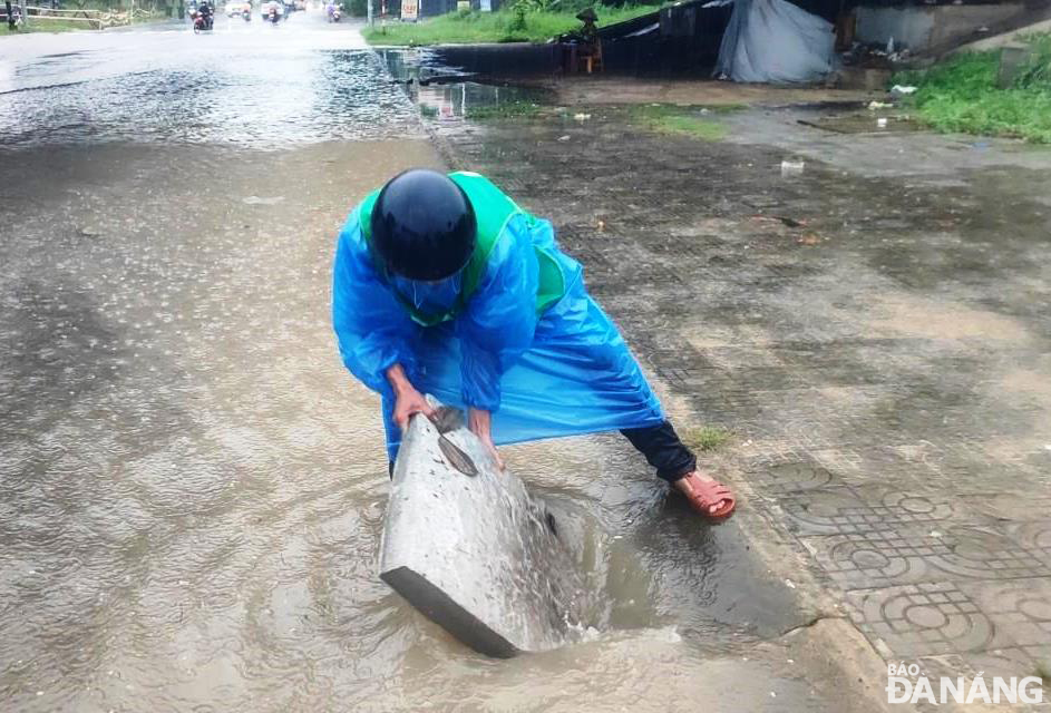 ... và tháo đan cống trên đường Chương Dương để nước nhanh rút.