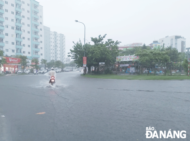 Một đoạn đường Vân Đồn (quận Sơn Trà) bị ngập cục bộ vào chiều 13-10.Ảnh: HOÀNG HIỆP