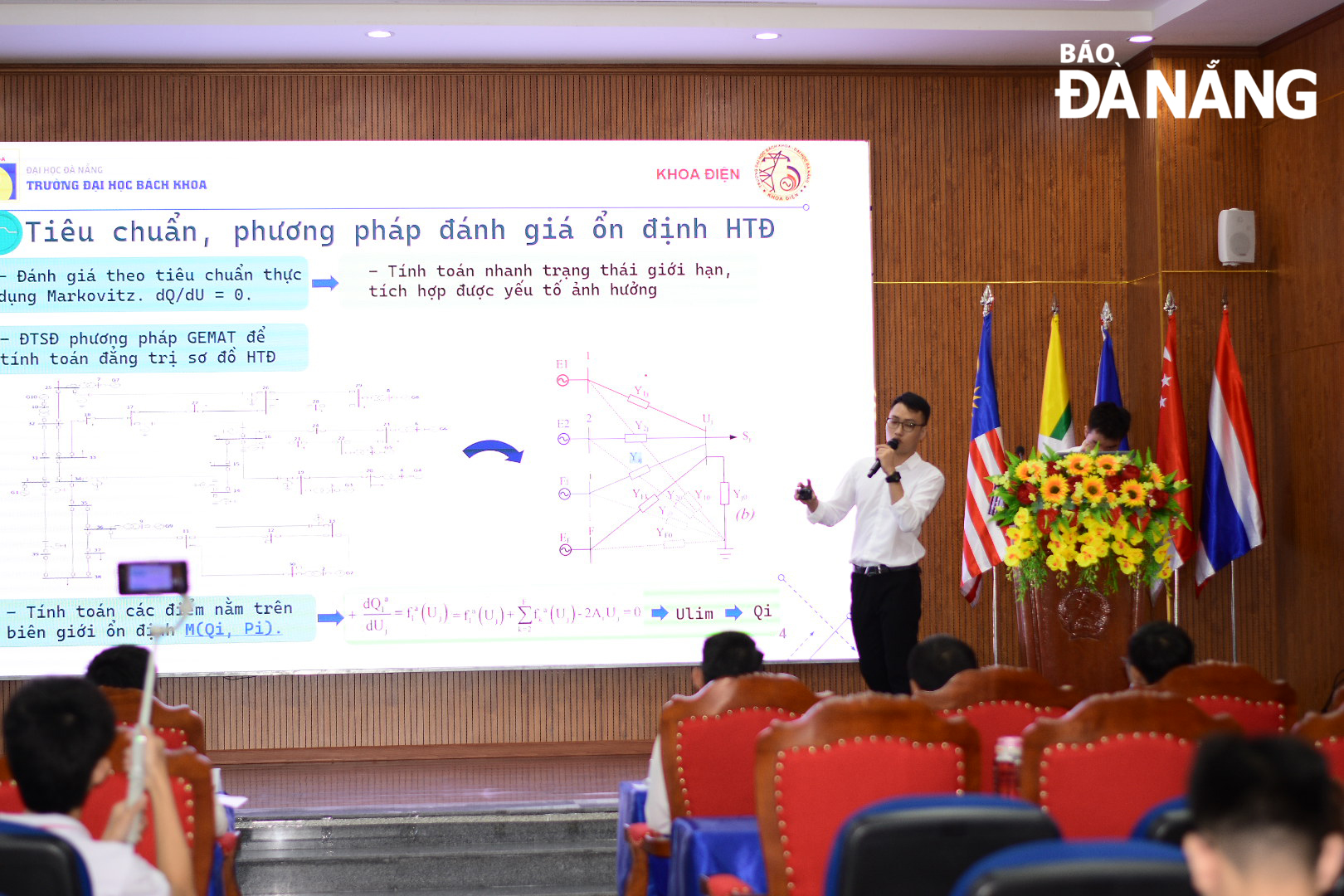 Sinh viên Trường ĐH Bách khoa, ĐH Đà Nẵng báo cáo tại hội nghị sinh viên NCKH. Ảnh: NGỌC HÀ