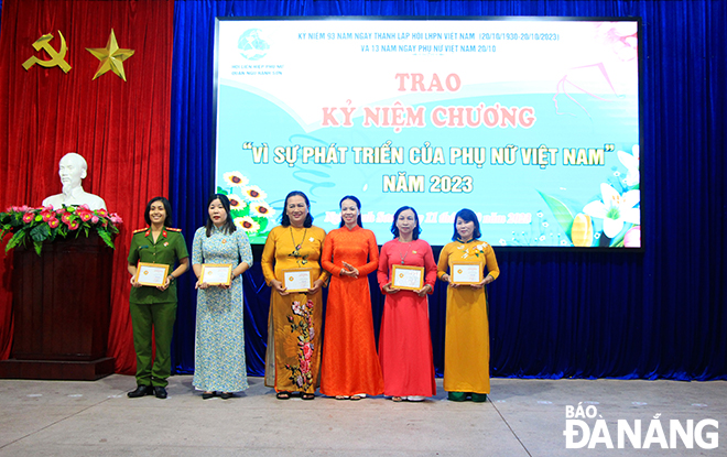 Lãnh đạo Hội Liên hiệp Phụ nữ thành phố trao kỷ niệm chương 