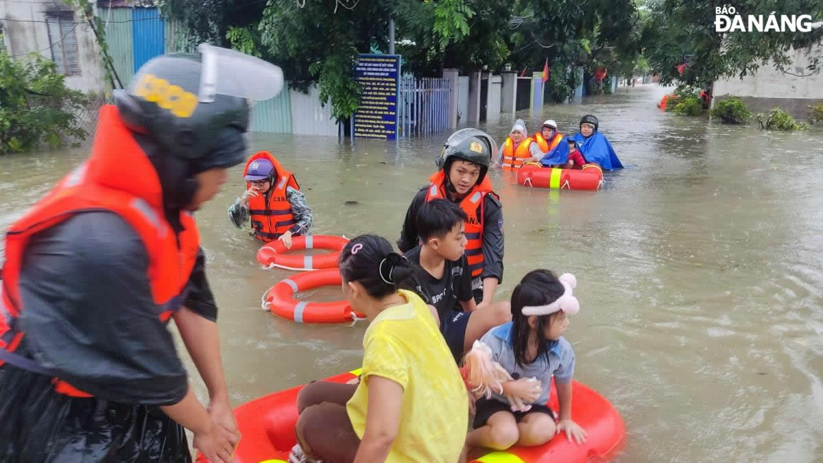 Lực lượng Công an thành phố di chuyển người dân khu vực thấp trung trên địa bàn phường Hòa Khánh Nam đến nơi an toàn vào sáng 14-10. Ảnh: C.A