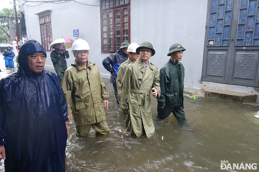 Bí thư Thành ủy Nguyễn Văn Quảng kiểm tra tại ngập úng tại kiệt 818 Trần Cao Vân.