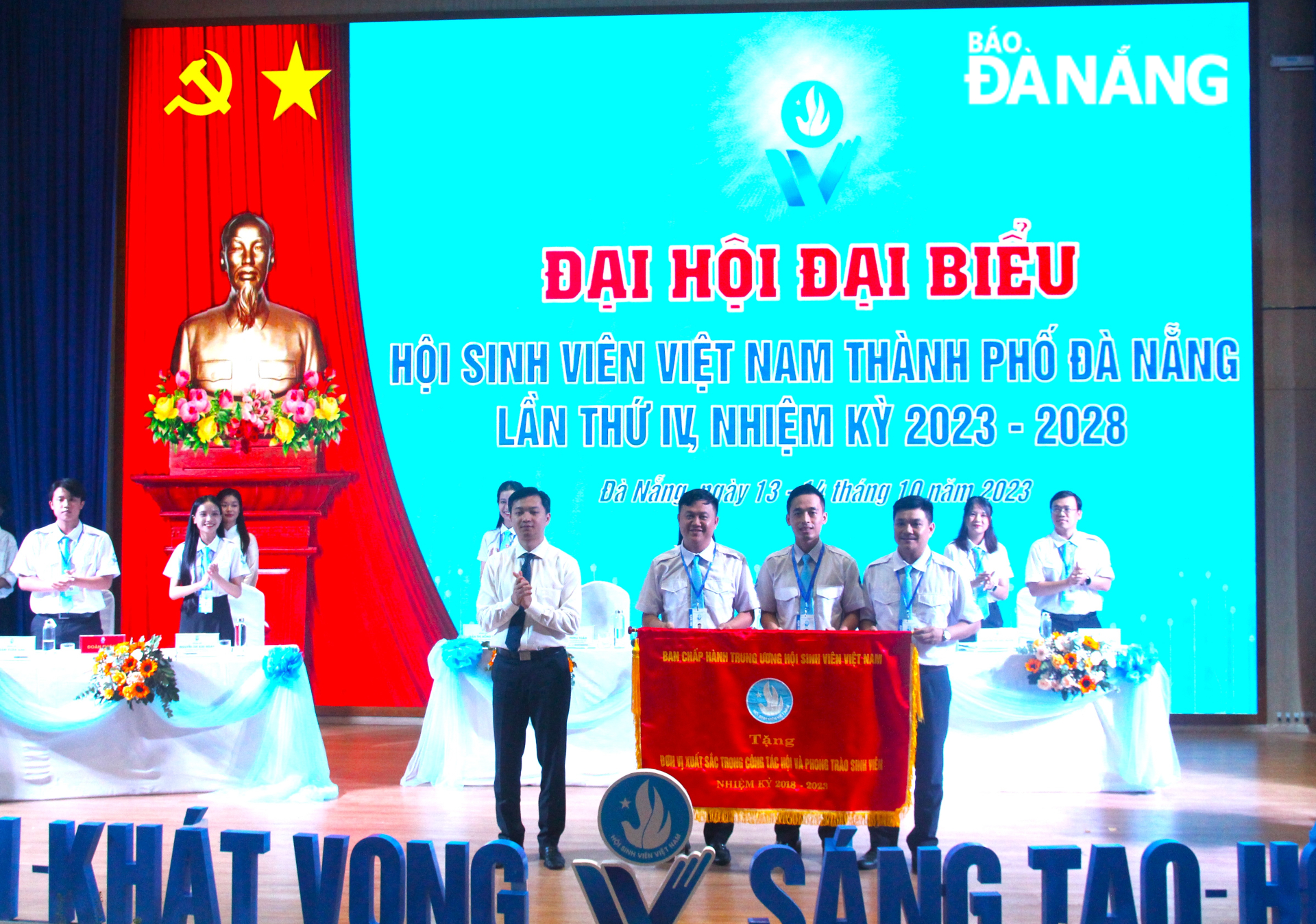 Bí thư Trung ương Đoàn, Chủ tịch Hội Sinh viên Việt Nam Nguyễn Minh Triết (hàng đầu, bên trái) tặng Cờ thi đua của Hội Sinh viên Việt Nam cho Hội Sinh viên thành phố Đà Nẵng về thành tích xuất sắc trong công tác hội và phong trào sinh viên thành phố nhiệm kỳ 2018-2023. Ảnh: N.Q