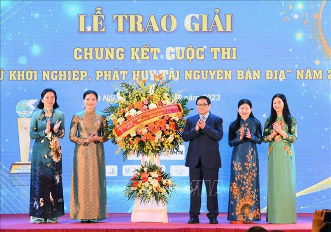 Thủ tướng Phạm Minh Chính tặng hoa chúc mừng Hội Liên hiệp phụ nữ Việt Nam. Ảnh: Phương Hoa/TTXVN