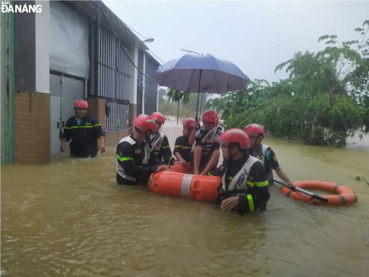 Lực lượng Cảnh sát phòng cháy, chữa cháy và cứu nạn, cứu hộ, Công an thành phố tiếp cận và di chuyển những người dân mắc kẹt tại khu vực ngập sầu trên tuyến đường Hoàng Văn Thái (quận Liên Chiểu).