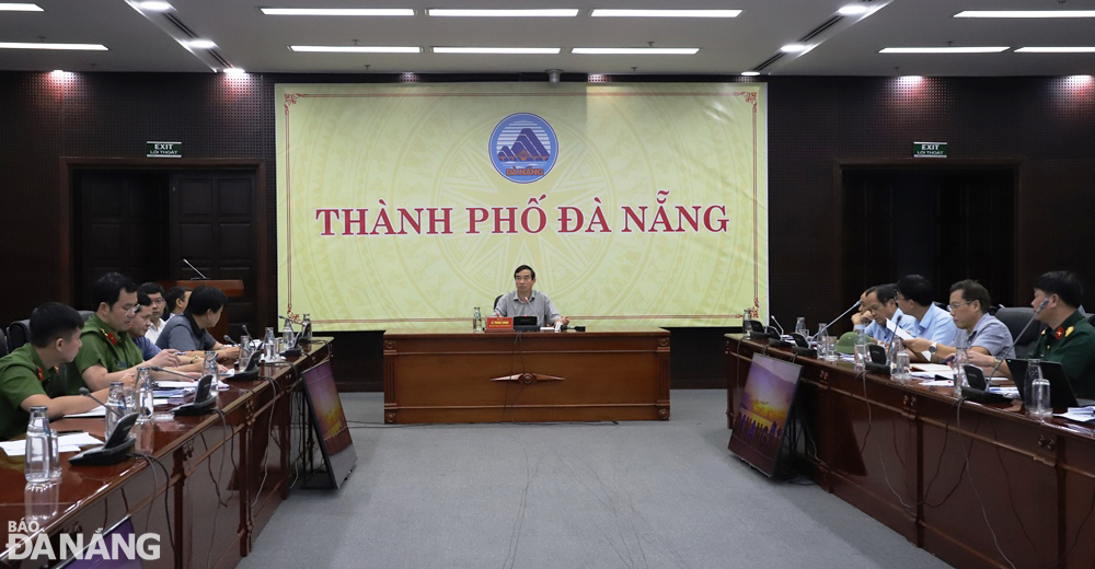 Chủ tịch UBND thành phố Lê Trung Chinh chủ trì cuộc họp khẩn. Ảnh: HOÀNG HIỆP