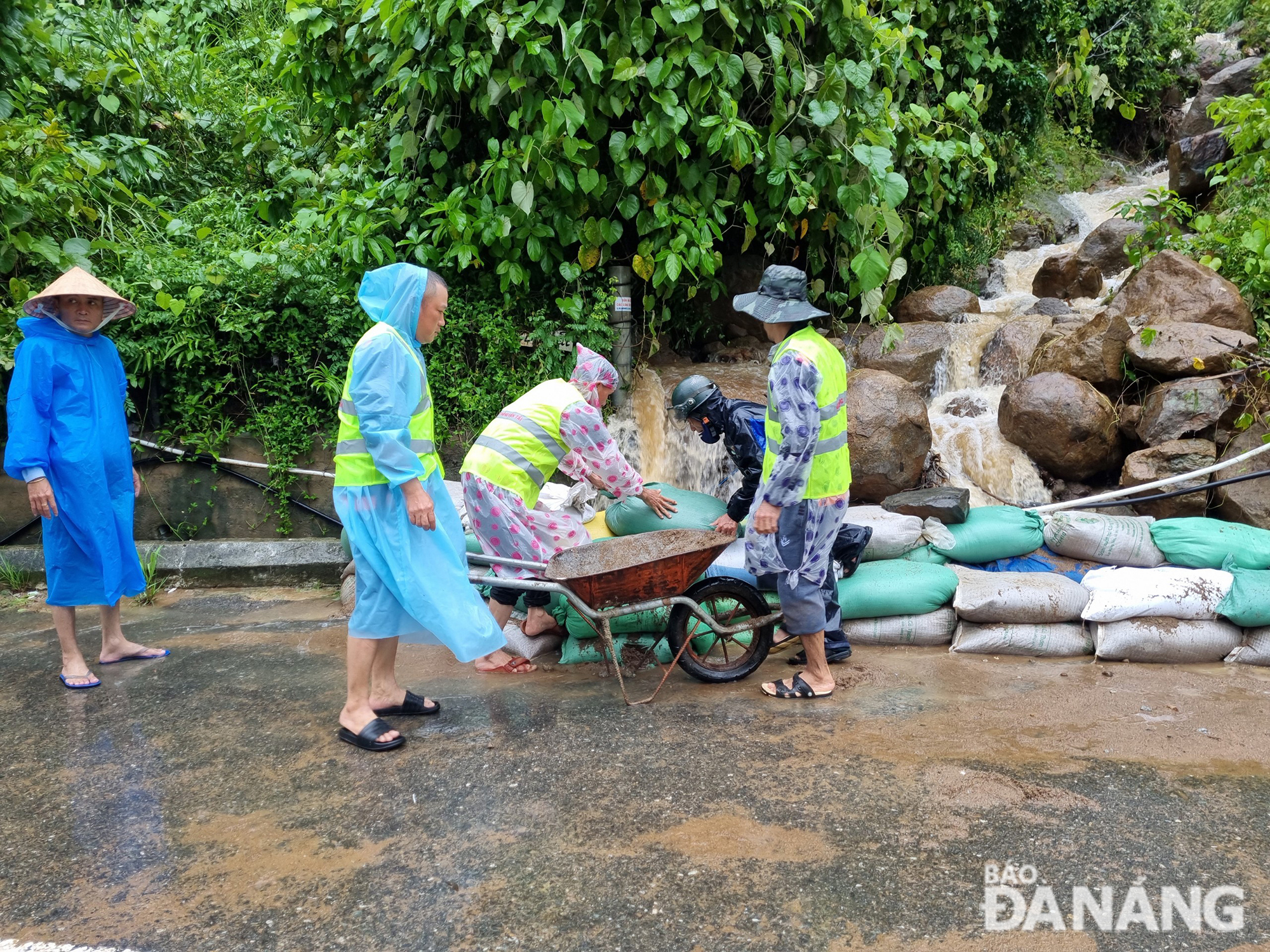 Lực lượng ngành Giao thông khắc phục đường lên Bán đảo Sơn Trà. Ảnh: THÀNH LÂN