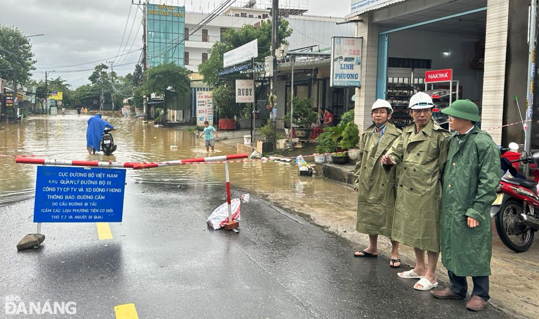 Phó Chủ tịch UBND thành phố Trần Chí Cường kiểm tra tại đoạn ngập lũ trên tuyến Quốc lộ 14G.