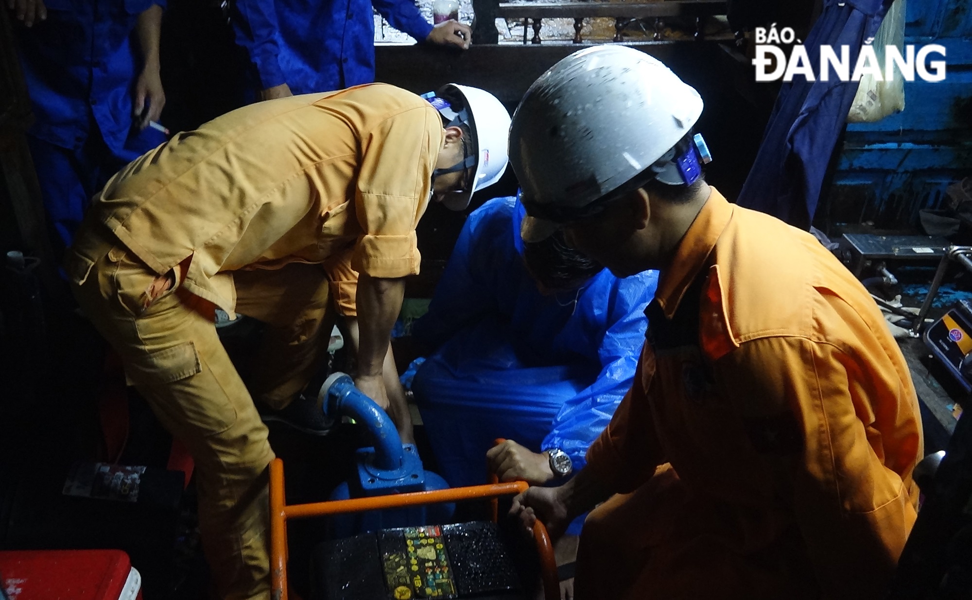 Rescue forces are repairing and towing the fishing boat in distress back to shore on the evening of October 13. Photo courtesy of Danang MRCC