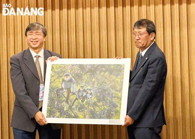 Chairman of the Da Nang Union of Literary and Art Associations Bui Van Tieng (left) presents a piece of artwork to Daegu City during the exchange trip. Photo: PV