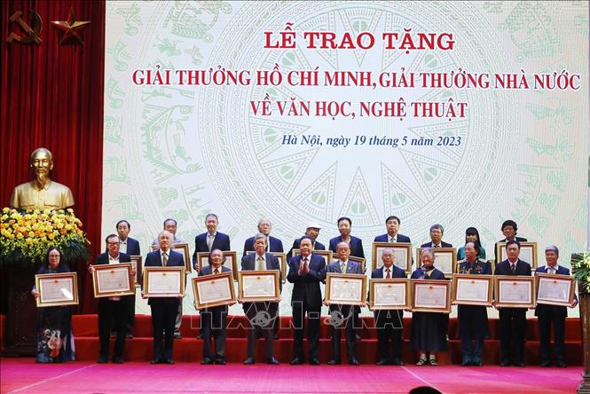 Phó Chủ tịch Thường trực Quốc hội Trần Thanh Mẫn trao Giải thưởng Nhà nước tặng các tác giả, đại diện gia đình tác giả, ngày 19/5/2023. Ảnh: Lâm Khánh/TTXVN