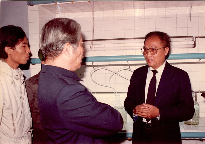 Ông Nguyễn Chước tiếp cố Tổng Bí thư Đỗ Mười thăm cơ sở sản xuất Seaprodex năm 1992. Ảnh: K.N