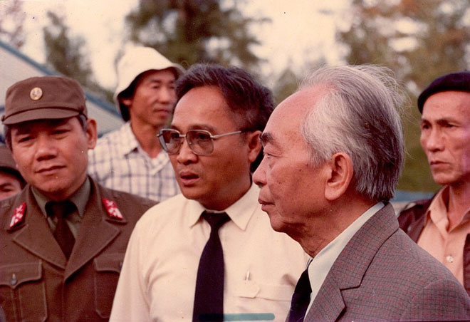 Ông Nguyễn Chước cùng cố Đại tướng Võ Nguyên Giáp thăm trại tôm giống tại phường Hòa Hải, quận Ngũ Hành Sơn năm 1991. Ảnh: K.N