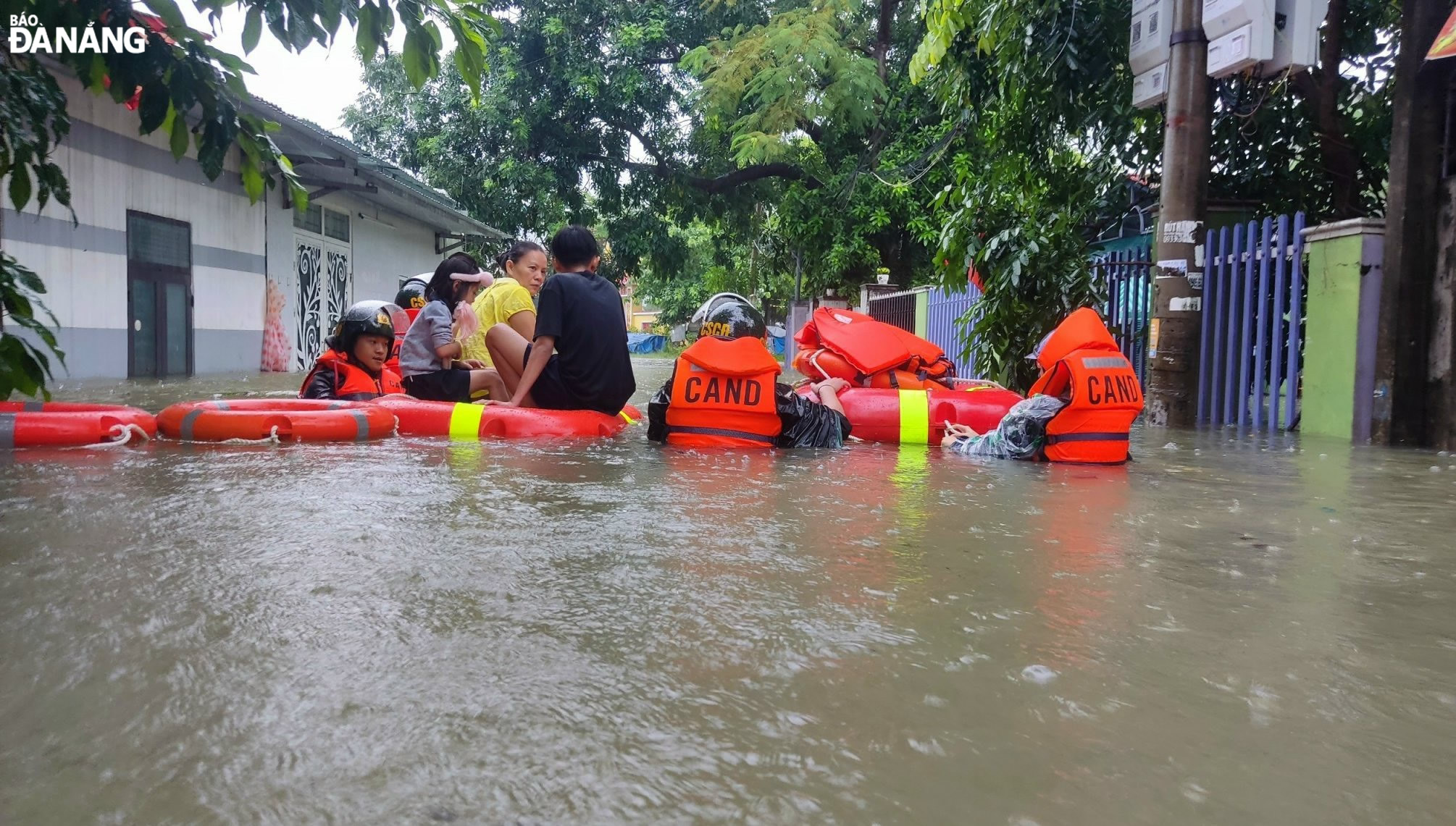 Mobile police force moves people in low-lying areas in Hoa Khanh Nam Ward, Lien Chieu District, to a safe place.