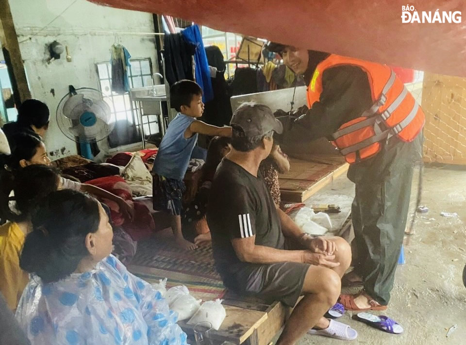 Military officers and soldiers visit and provide food support to people in Hoa Hiep Nam Ward, Lien Chieu District, residing in flood avoidance areas.