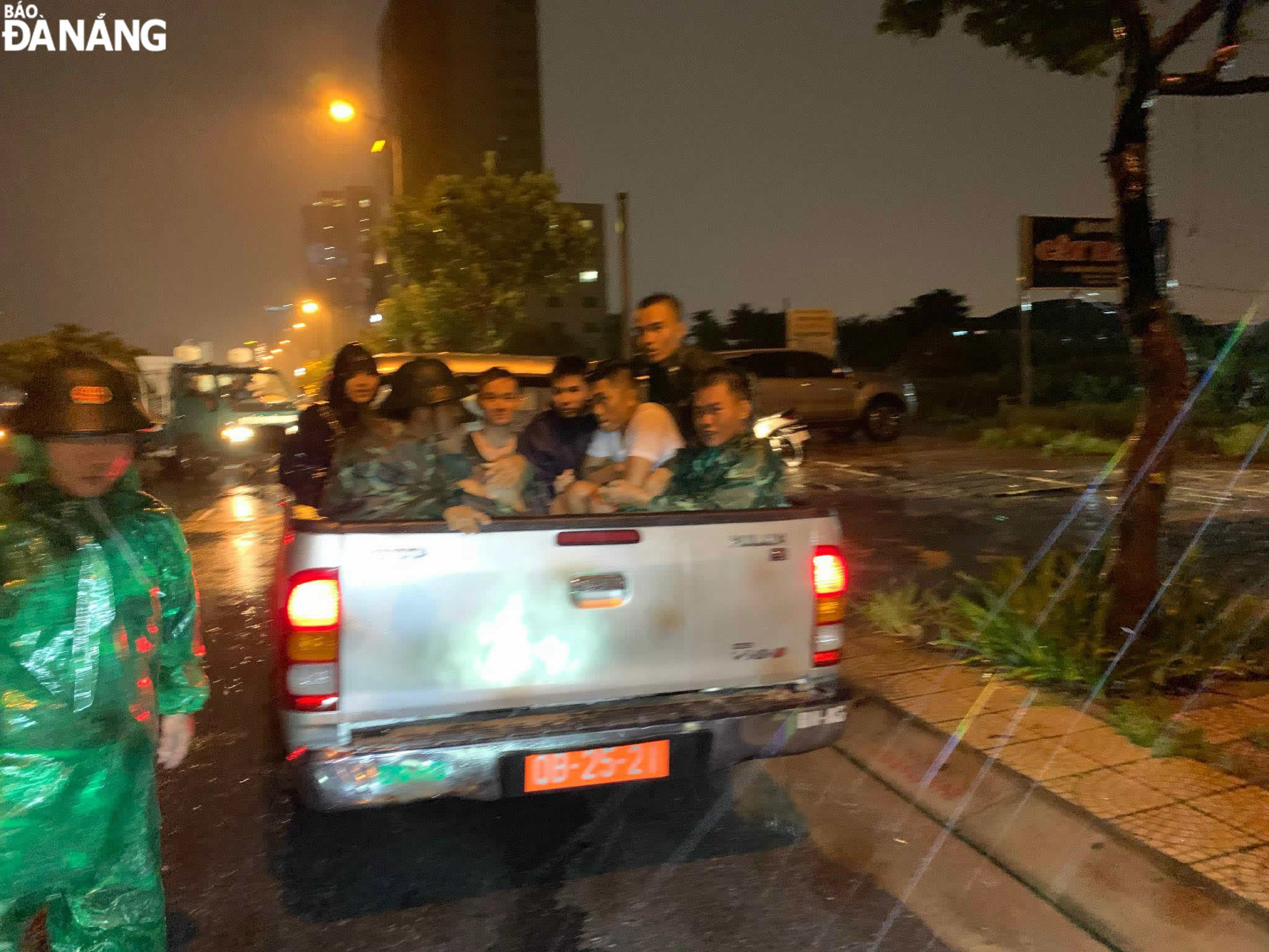 The city's Border Guard officers and soldiers promptly support four foreigners stranded on Le Van Luong Street, Tho Quang Ward, Son Tra District due to floods.