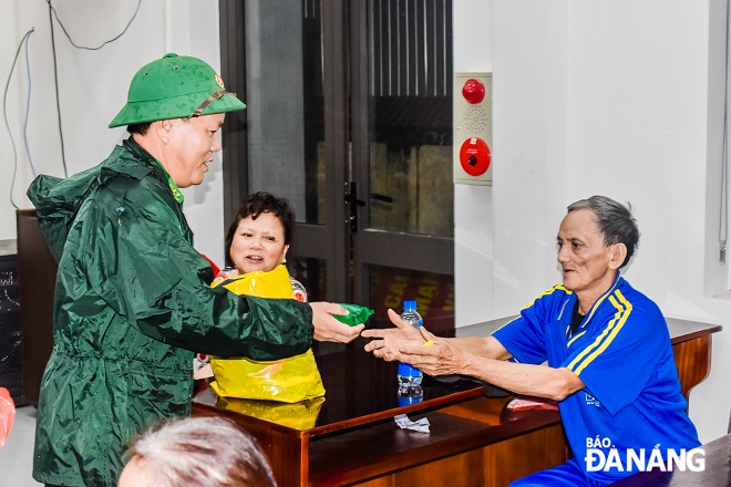 Lực lượng Biên phòng thành phố tăng cường thêm lương khô, nước uống, chăn gối,... cho người dân đang tránh trú mưa lũ tại trụ sở UBND phường Hòa Khánh Nam (quận Liên Chiểu).