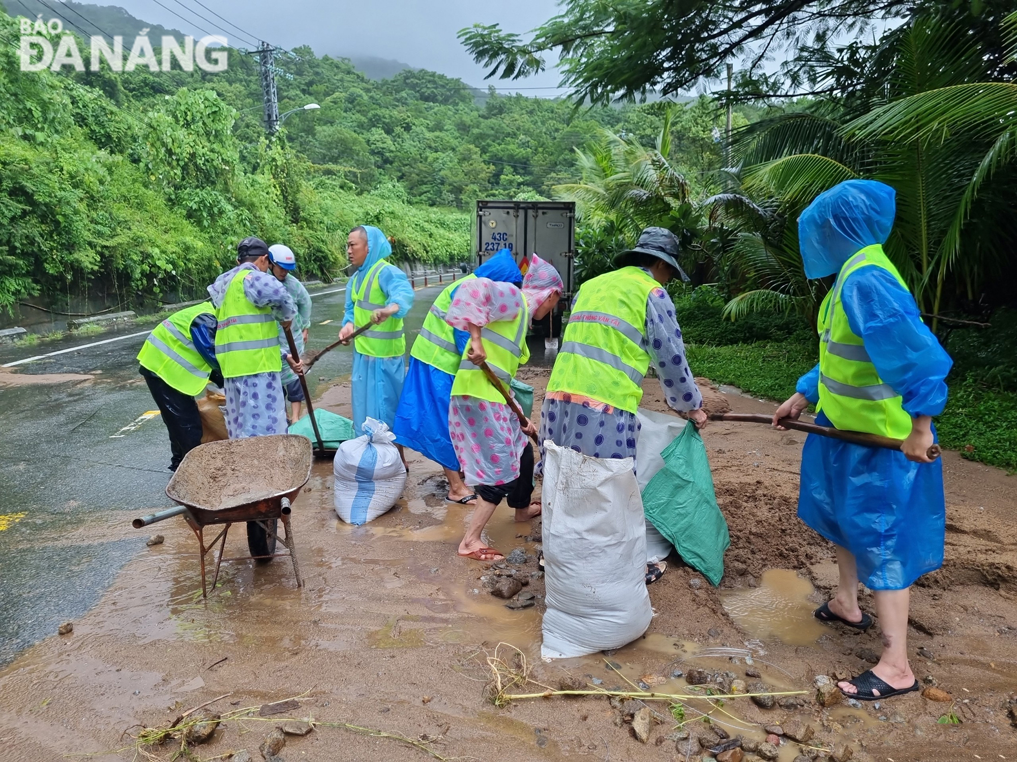 Cán bộ ngành Giao thông khắc phục ảnh hưởng mưa lũ. Ảnh: THÀNH LÂN