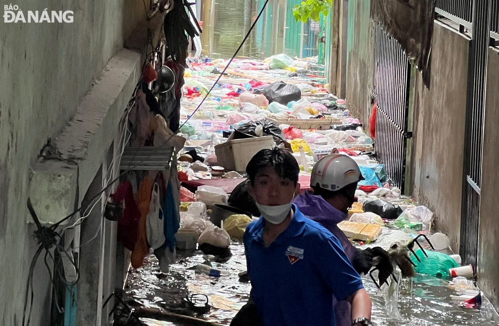 Đoàn viên thanh niên quận Thanh Khê chung tay thu gom rác tấp về một kiệt ở đường Thái Thị Bôi.