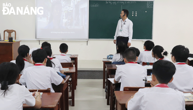 Ứng dụng công nghệ thông tin vào thiết kế bài giảng đã tăng sự hứng thú cho học sinh.  Trong ảnh: Một giờ học của học sinh Trường THCS Nguyễn Huệ (quận Hải Châu). Ảnh: NGỌC HÀ