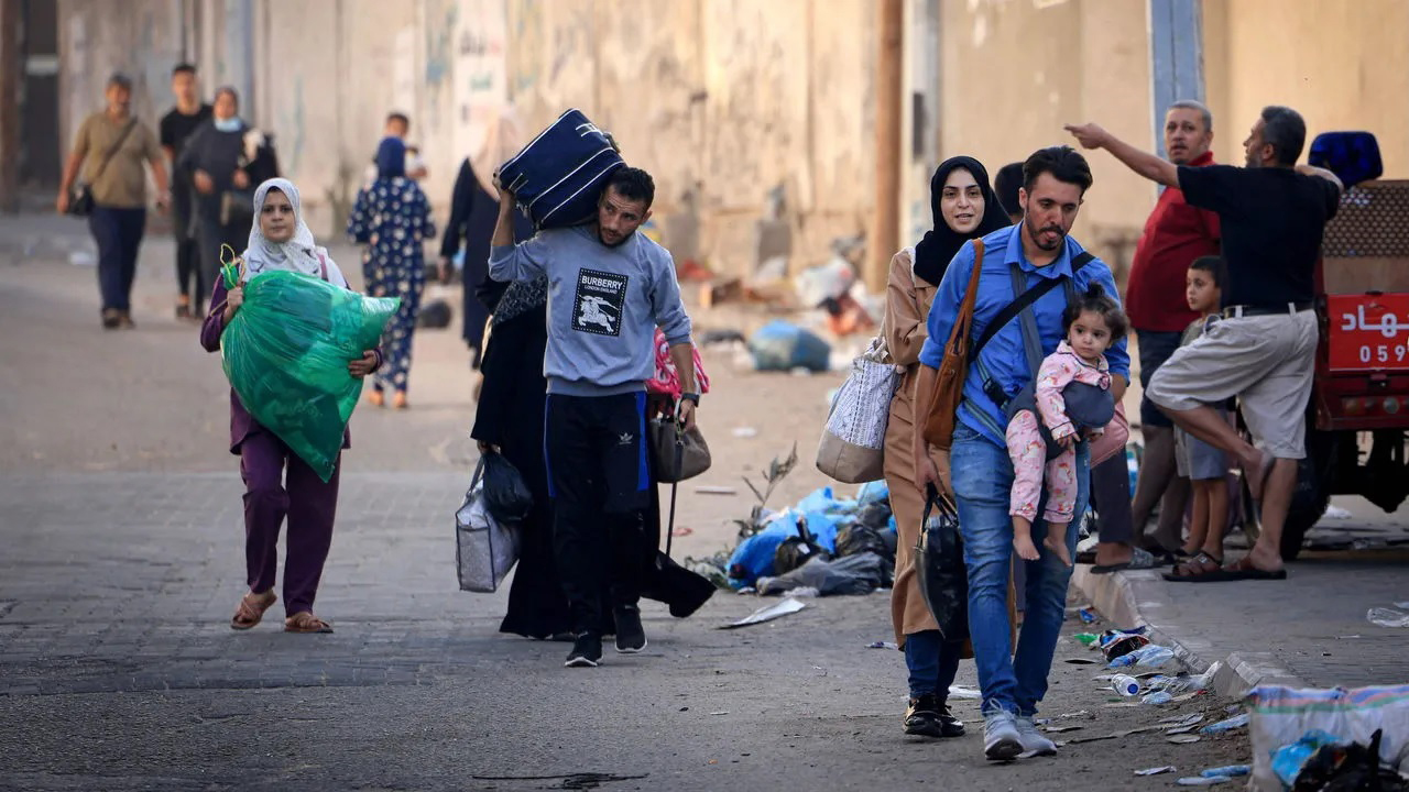 Người dân di dời khỏi thành phố Gaza nhằm tránh xung đột. Ảnh: Getty Images