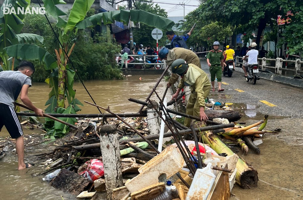 Some units collect trash to ensure environmental protection and drainage at an open canal in Lien Chieu District