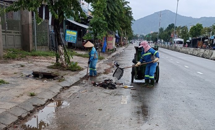 Sanitation workers of the Central Region branch of the Ha Noi Urban Environment Limited Company – URENCO collect trash and clean Hoang Van Thai Street.