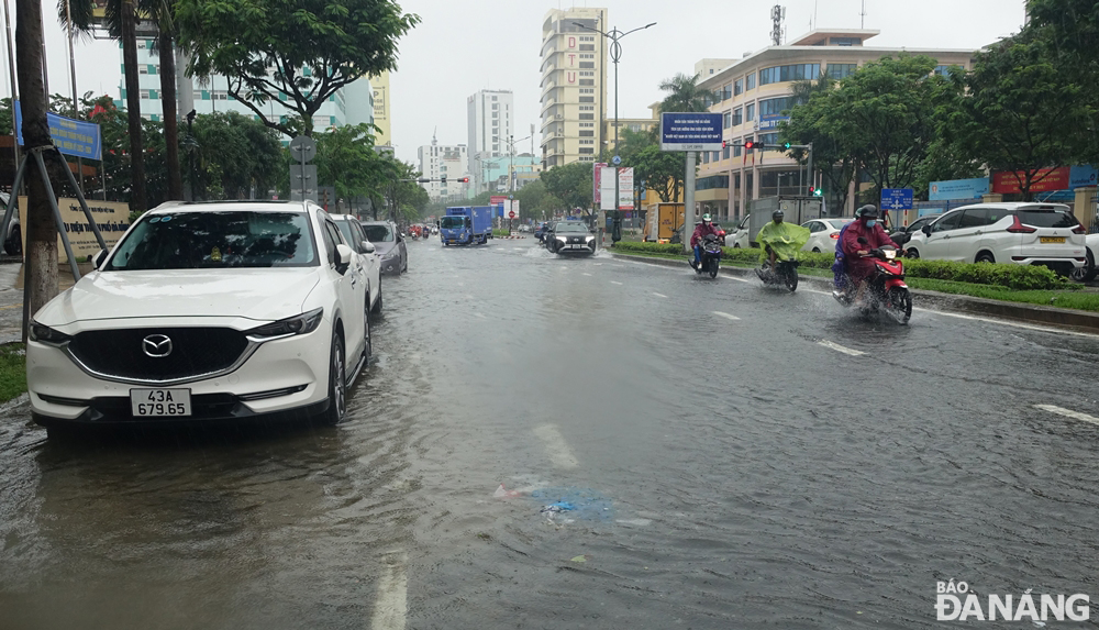 Một đoạn đường Nguyễn Văn Linh lại bị ngập cục bộ vào trưa 16-10. Ảnh: HOÀNG HIỆP