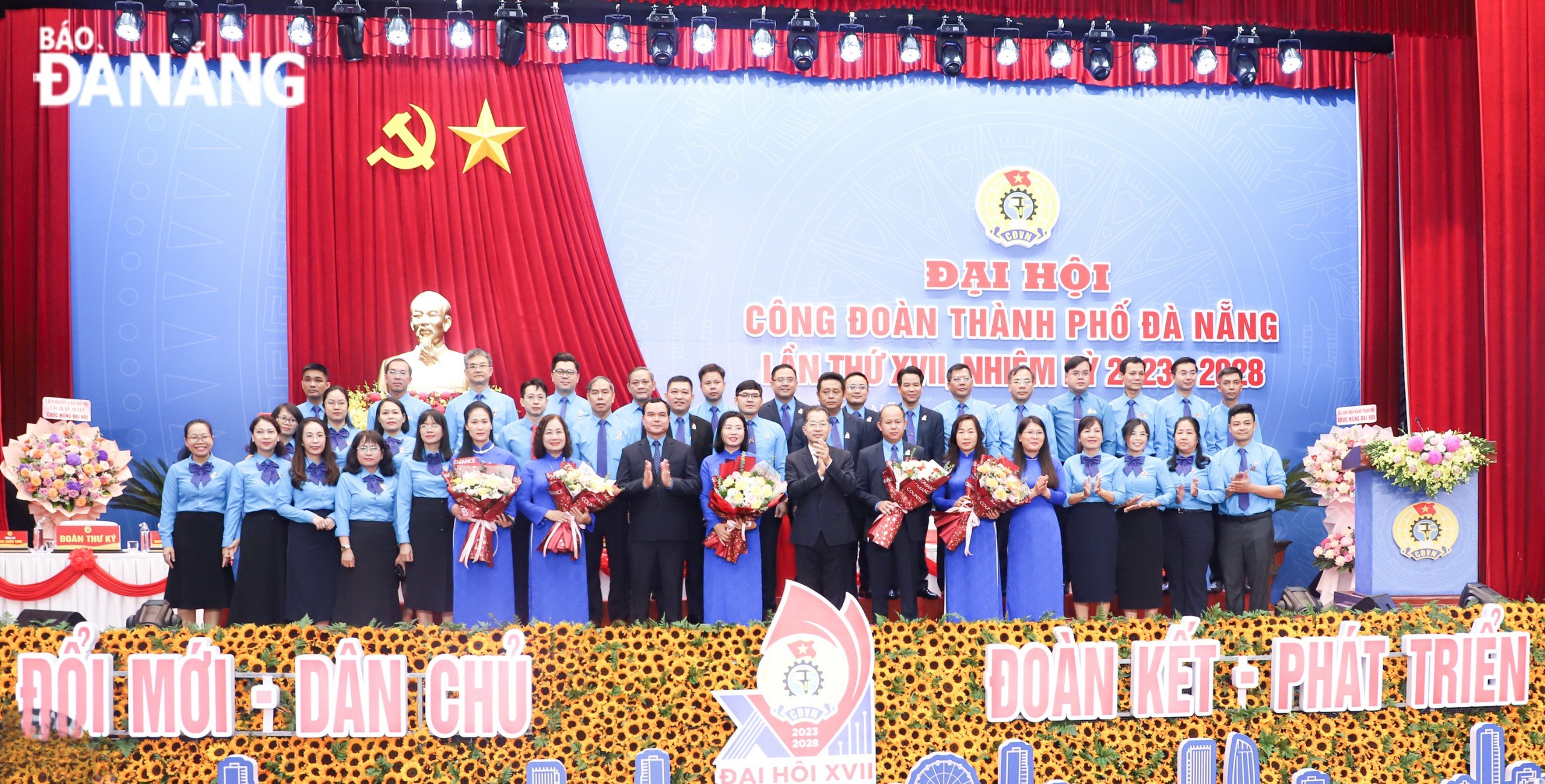 President of the Viet Nam General Confederation of Labour Nguyen Dinh Khang (front row, 8th, left) and municipal Party Committee Secretary Nguyen Van Quang (first row, 8th, right) present flowers to congratulate the Executive Board of the Da Nang Trade Union for the 2023-2028 term. PV photo