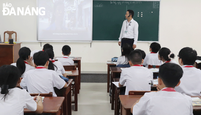 Applying information technology to lesson design has increased pupils' interest. IN PHOTO: A lesson for pupils at the Nguyen Hue Junior High School based in Hai Chau District. Photo: NGOC HA