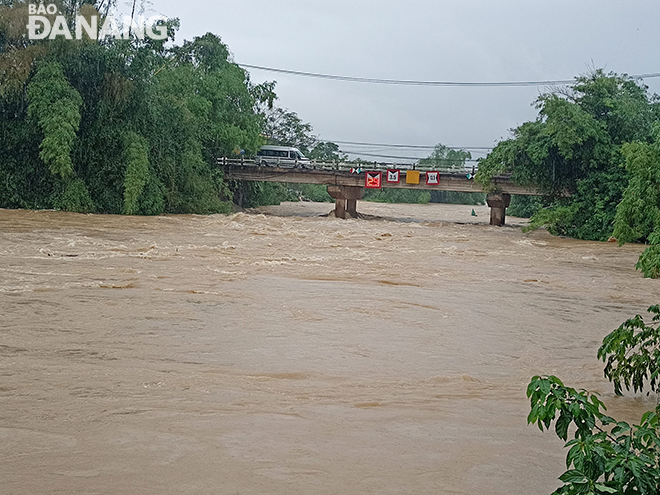 The water level on rivers in Da Nang’s Hoa Vang District is rising. In the photo: The water level in the Tuy Loan River is on a continuous rise. Photo: TRAN TRUC