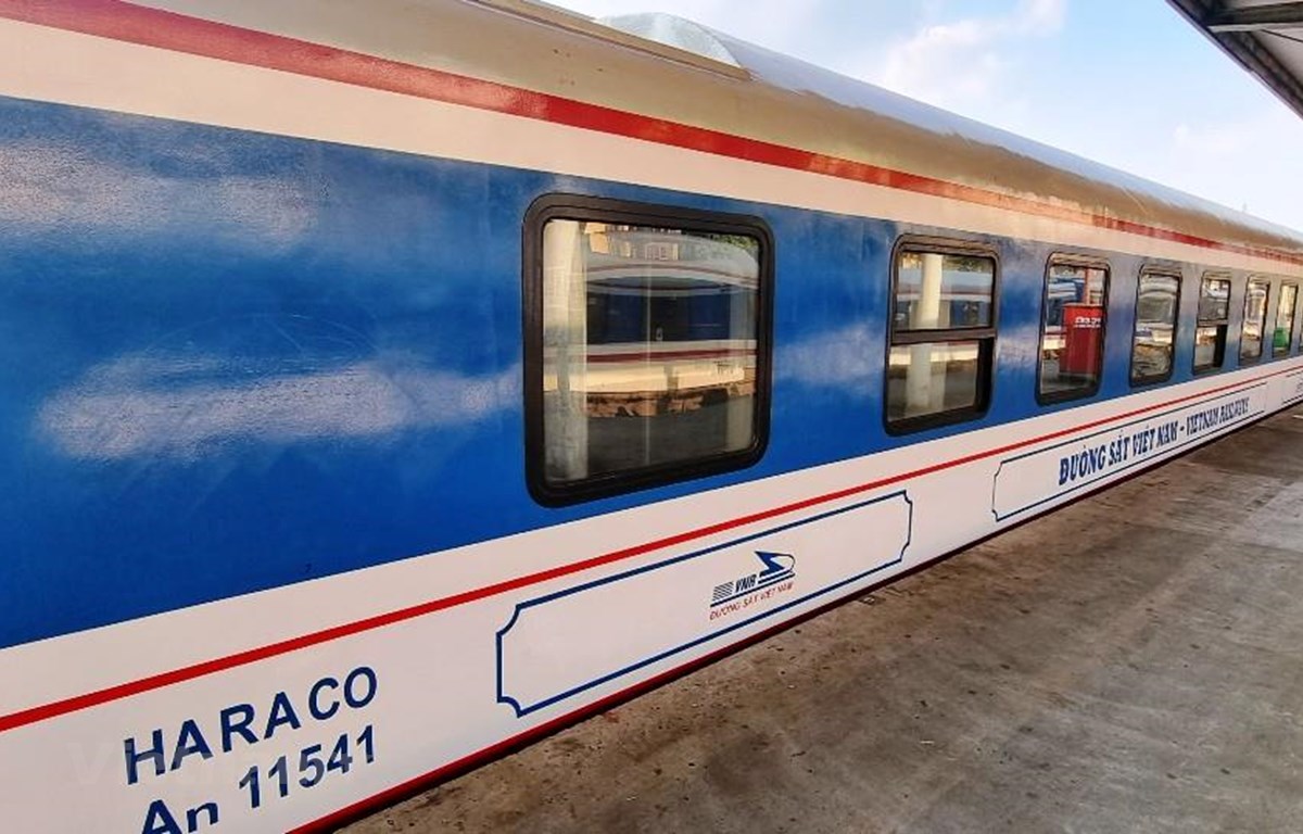 A trains run on the Ha Noi-Da Nang route. Photo: Vietnam+