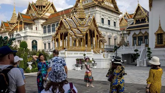 Russian tourist visit Grand Palace in Bangkok, Thailand. (Photo: AFP/VNA)