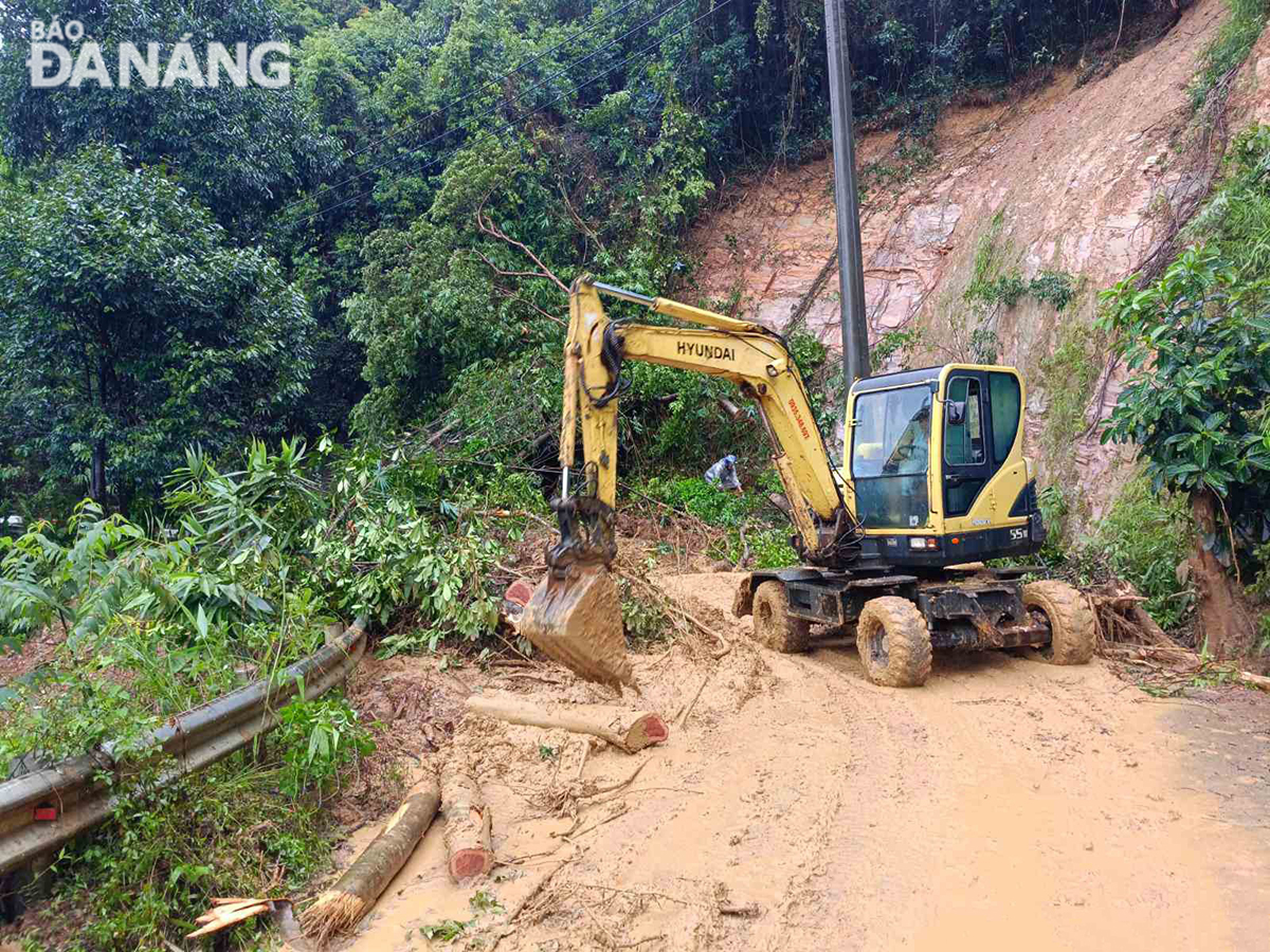 Lực lượng  chức năng đang tích cực sửa chữa đường lên bán đảo Sơn Trà. Ảnh: THÀNH LÂN