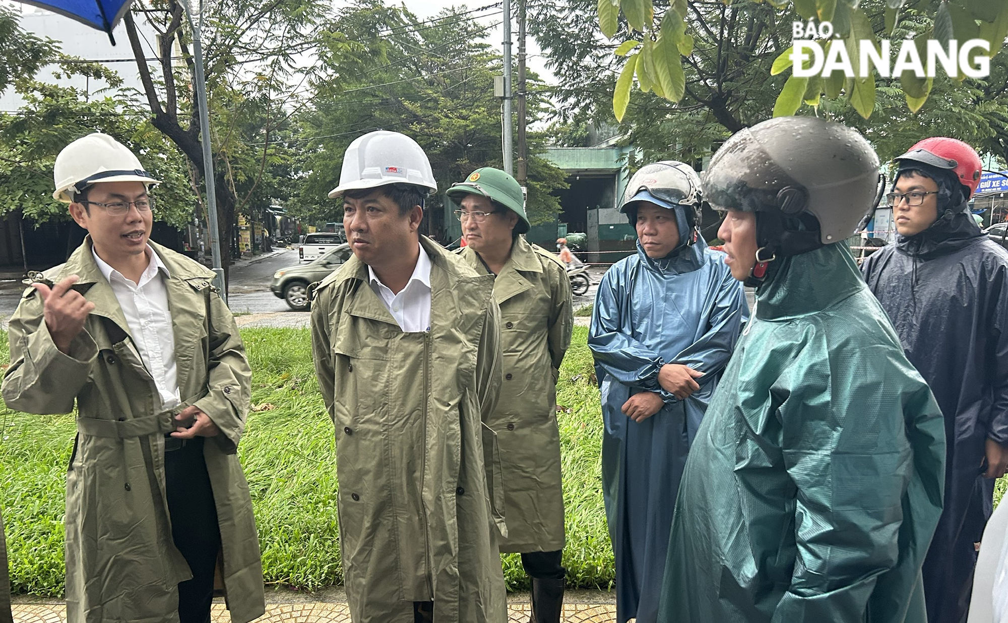 Phó Bí thư Thường trực Thành ủy Lương Nguyễn Minh Triết (thứ 2, bên trái) kiểm tra tại tuyến đường Yên Thế - Bắc Sơn. Ảnh: M.Q