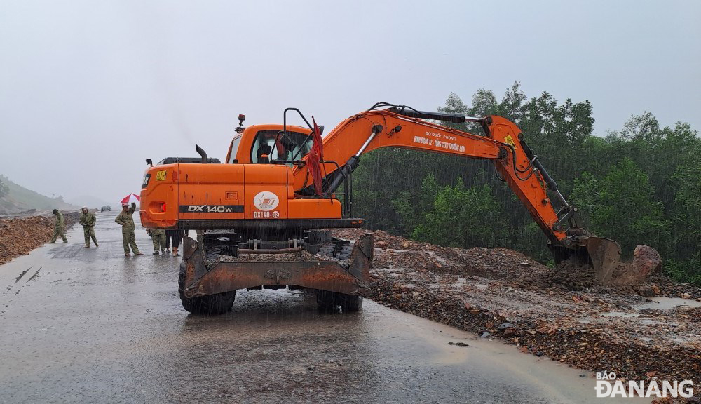 Các cơ quan chức năng đang xử lý tình trạng đất đá bị nước cuốn trôi, sạt lở từ đường vành đai phía tây xuống khu vực dân cư thôn Hòa Thọ, xã Hòa Phú, huyện Hòa Vang. Ảnh: PV