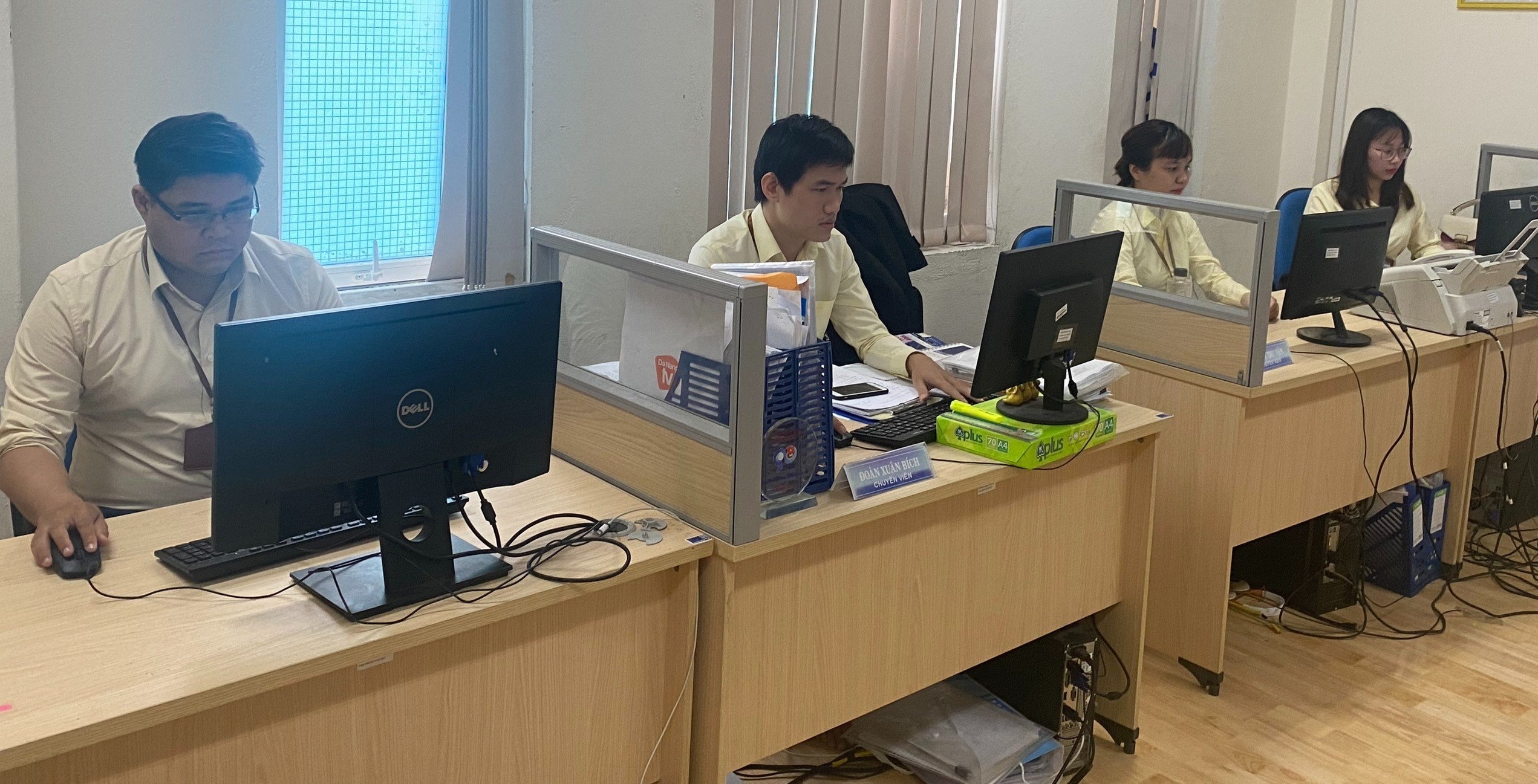 Authorities monitor bus operations at the Da Nang Traffic Signal and Public Transport Operation Centre (Datramac). Photo: THANH LAN