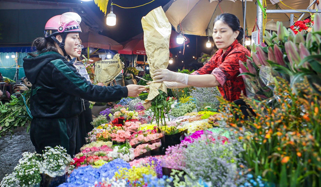 Thị trường hoa tươi 20-10 có dấu hiệu tăng giá.