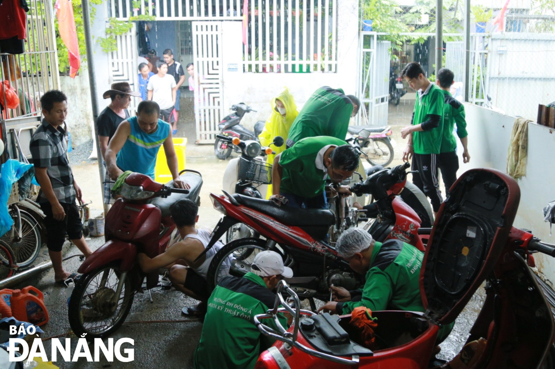 The SOS Team of the Dong A University offers free repair service for motorcycles damaged in the recent floods in the city. Photo: NGOC HA