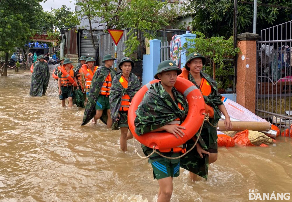 Các lực lượng vũ trang hành quân vào các khu vực ngập nước ở đường Mẹ Suốt trong ngày 17-10 để hỗ trợ nhân dân.