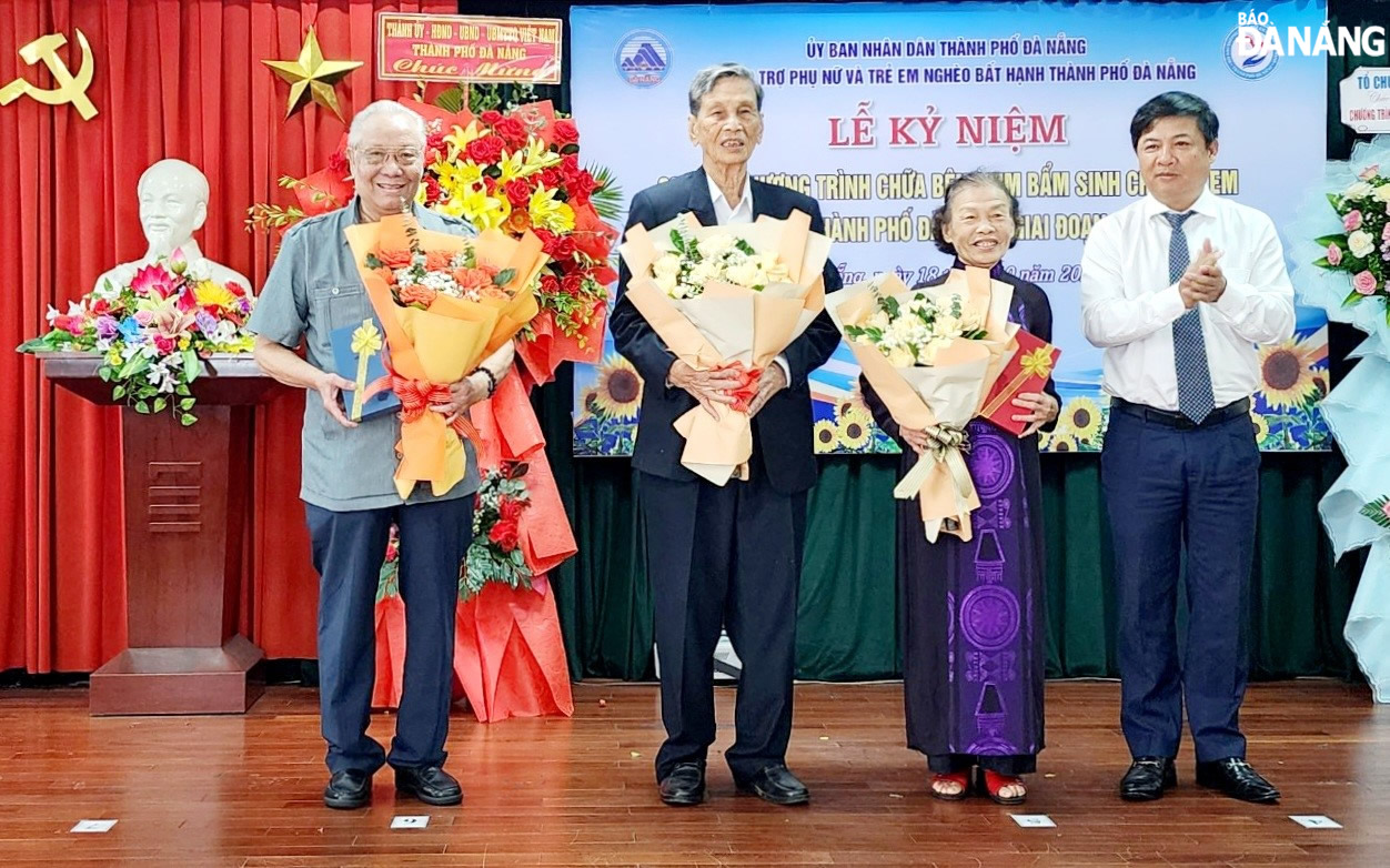 Da Nang Party Committee Deputy Secretary cum People's Council Chairman Luong Nguyen Minh Triet (right) presents Certificates of Merit to individuals and organisations in recognition of their outstanding achievements in humanitarian activities in the 2003-2023 period. Photo: PHAN CHUNG
